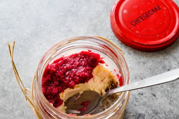 Waldfrüchte Käsekuchen im Glas mit Löffel. / unfertiges Dessert — Stockfoto