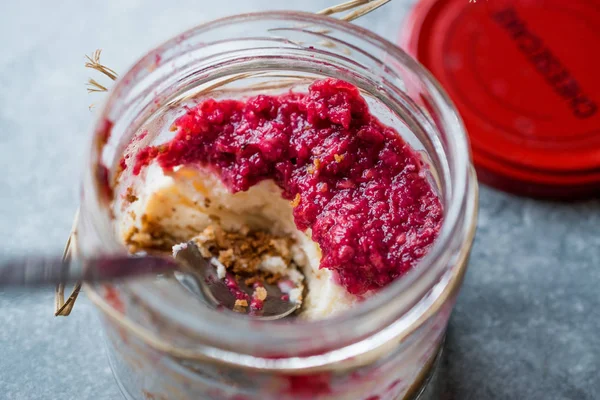 Forest Fruits Cheesecake di Jar dengan Spoon. / Makanan penutup yang belum selesai — Stok Foto