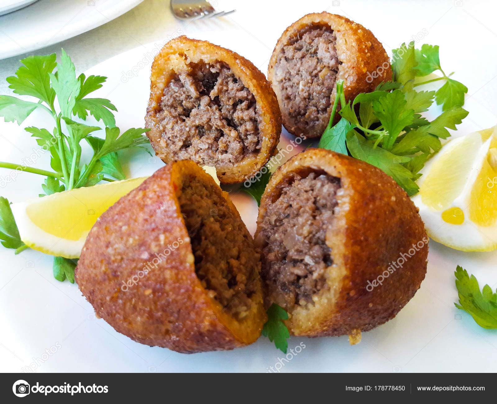 Icli kofte / gekochte Kibbeh / quibe / gefüllte Frikadellen Falafel ...