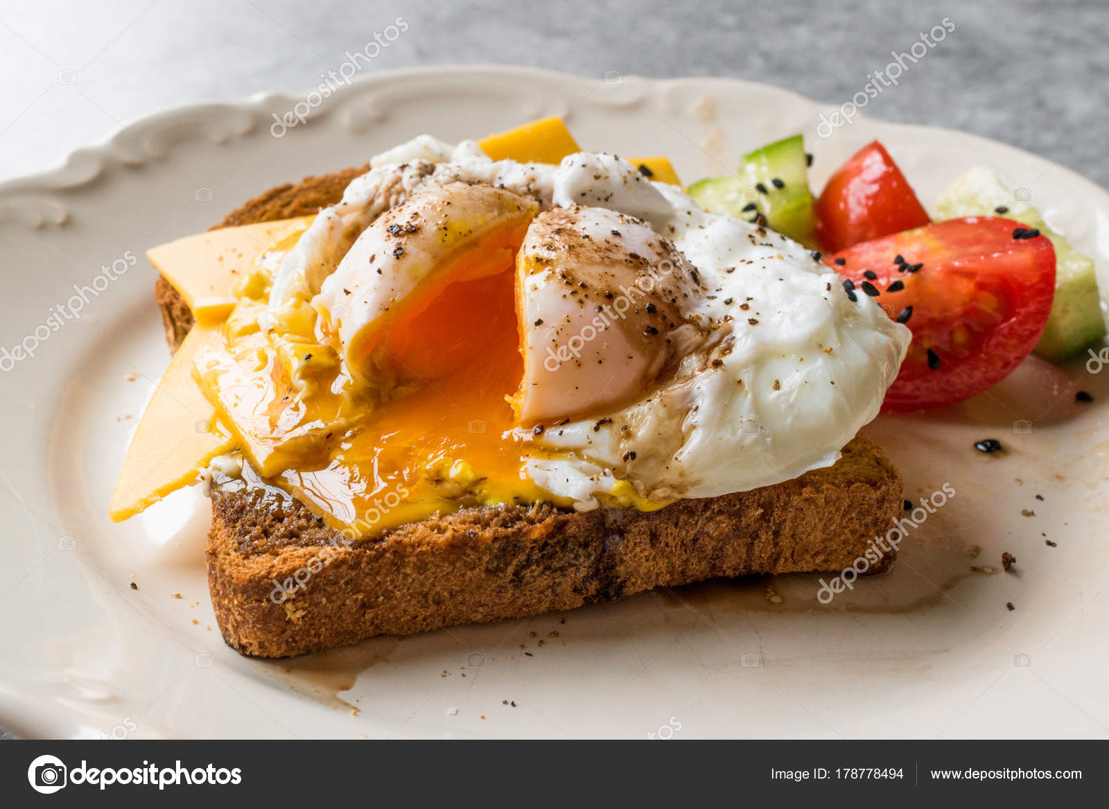 Tost Ekmeğinde Tereyağlı Yumurta Tost Ekmeğinde Tereyağlı Yumurta