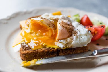 Tost ekmeği kaşar peyniri, balsamik sirke, salata ve siyah susam veya Kimyon tohumu ile haşlanmış yumurta.