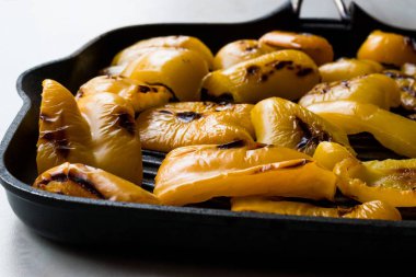 Dilimlenmiş sarı biber dilimleri Tavada kavrulmuş.