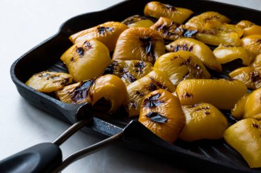 Dilimlenmiş sarı biber dilimleri Tavada kavrulmuş.