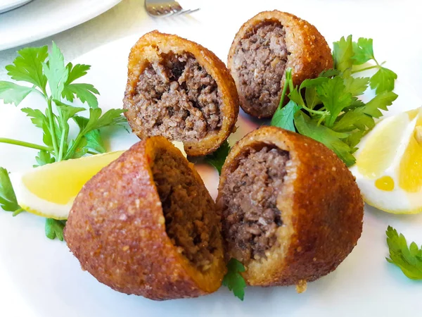 Icli kofte / kibbeh fervido / Quibe / Almôndegas recheadas Falafel . — Fotografia de Stock