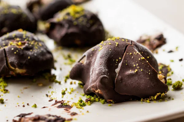 Postre de castaño cubierto de chocolate con polvo de pistacho. Kestane Sekeri . —  Fotos de Stock