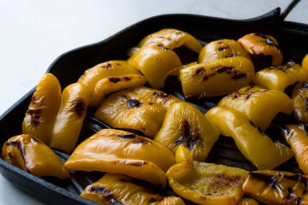 Смажені скибочки жовтого перцю в сковороді . — стокове фото
