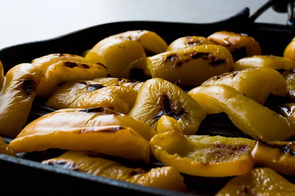Pečené plátky nakrájené žluté papriky v pánvi. — Stock fotografie