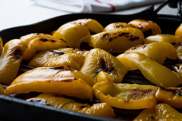 Geröstete in Scheiben geschnittene gelbe Paprika in der Pfanne. — Stockfoto