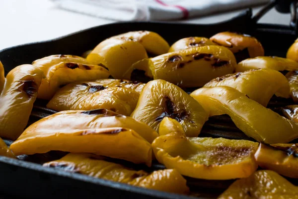 Rostad Skivad gul paprika skivor i stekpanna. — Stockfoto