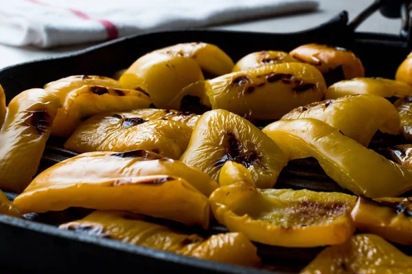 Geröstete in Scheiben geschnittene gelbe Paprika in der Pfanne. — Stockfoto