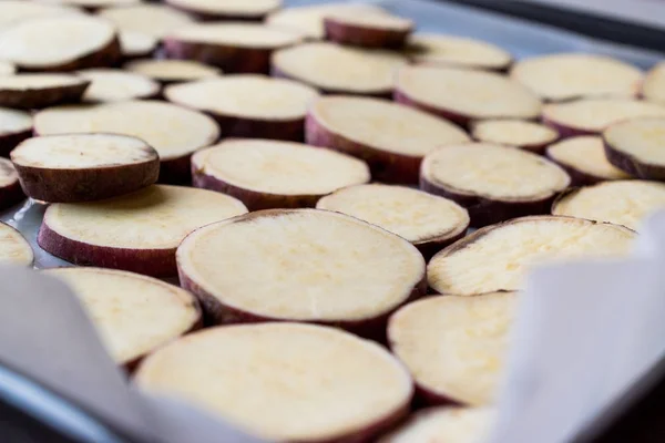 Zoete aardappel plakjes gesneden op dienblad — Stockfoto