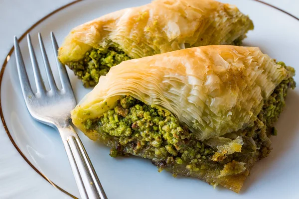 Türkisches Dessert Sobiyet Baklava mit Pistazie / Fistikli Baklava. — Stockfoto