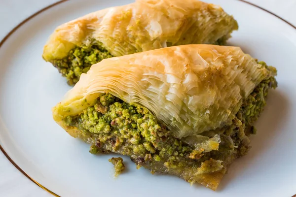 Postre turco Sobiyet Baklava con pistacho / Fistikli Baklava . — Foto de Stock