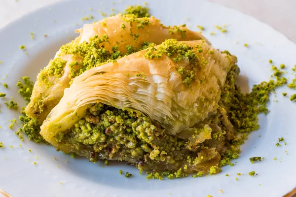 Turkish Dessert Sobiyet Baklava with Pistachio / Fistikli Baklava. — Stock Photo, Image