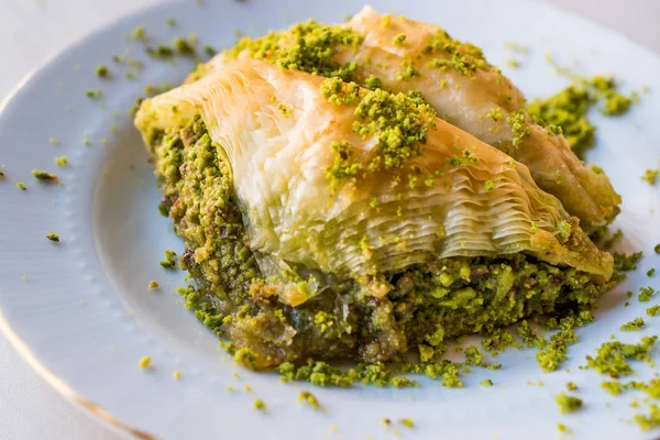 Turkish Dessert Sobiyet Baklava with Pistachio / Fistikli Baklava. — Stock Photo, Image