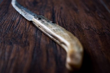 El yapımı ahşap çakı karanlık yüzeyi.