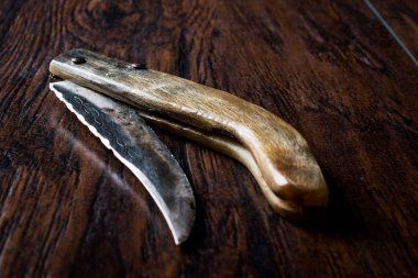 El yapımı ahşap çakı karanlık yüzeyi.