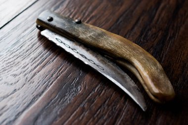 El yapımı ahşap çakı karanlık yüzeyi.