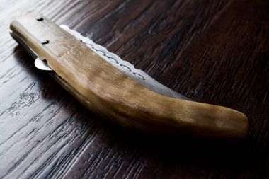 El yapımı ahşap çakı karanlık yüzeyi.