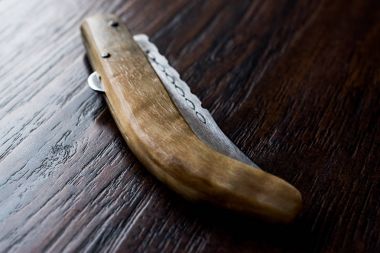 El yapımı ahşap çakı karanlık yüzeyi.