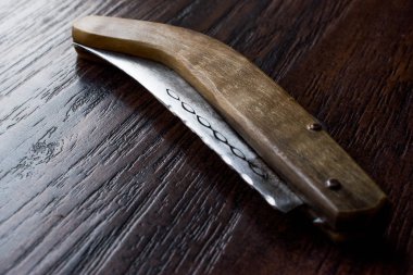 El yapımı ahşap çakı karanlık yüzeyi.