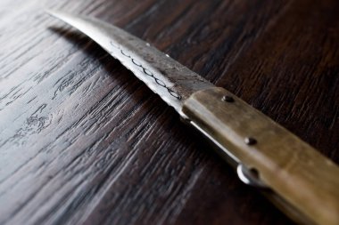 El yapımı ahşap çakı karanlık yüzeyi.