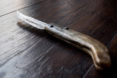 El yapımı ahşap çakı karanlık yüzeyi.