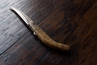 El yapımı ahşap çakı karanlık yüzeyi.