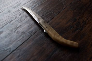 El yapımı ahşap çakı karanlık yüzeyi.