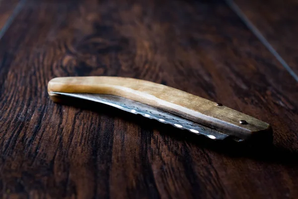 Cuchillo de bolsillo de madera hecho a mano en superficie oscura . —  Fotos de Stock