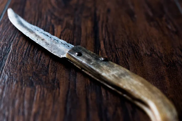 El yapımı ahşap çakı karanlık yüzeyi.