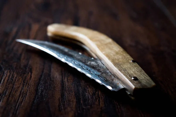 Cuchillo de bolsillo de madera hecho a mano en superficie oscura . —  Fotos de Stock