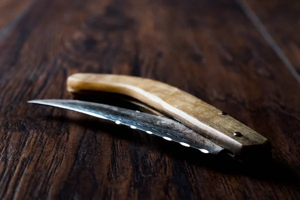 Cuchillo de bolsillo de madera hecho a mano en superficie oscura . —  Fotos de Stock