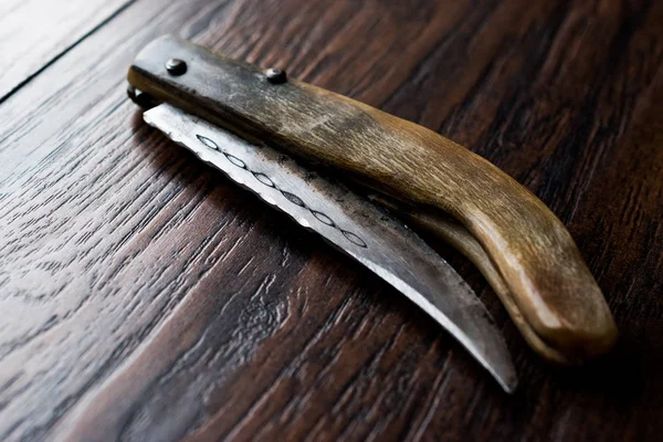 El yapımı ahşap çakı karanlık yüzeyi.