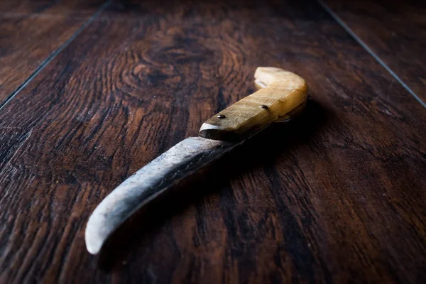 Cuchillo de bolsillo de madera hecho a mano en superficie oscura . —  Fotos de Stock