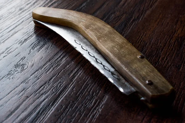 El yapımı ahşap çakı karanlık yüzeyi.