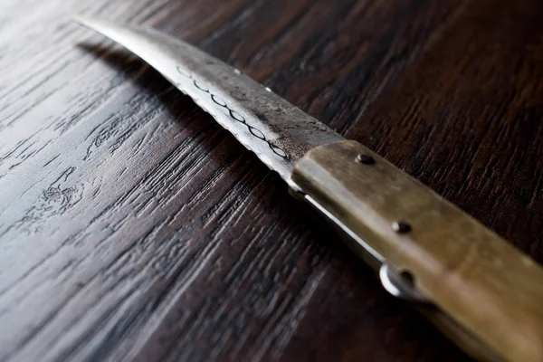 El yapımı ahşap çakı karanlık yüzeyi.