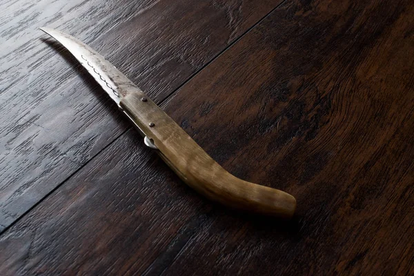 El yapımı ahşap çakı karanlık yüzeyi.