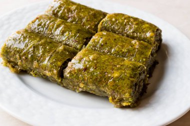 Türk tatlı fıstıklı rulo olarak adlandırılan Fistikli Sarma / Baklava