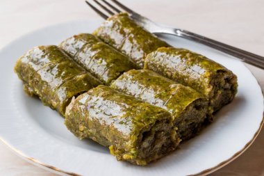 Türk tatlı fıstıklı rulo olarak adlandırılan Fistikli Sarma / Baklava