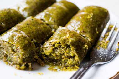 Türk tatlı fıstıklı rulo olarak adlandırılan Fistikli Sarma / Baklava