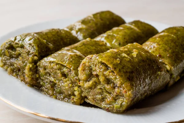 Turecký dezert Pistachio Roll nazývá Fistikli Sarma / Baklava — Stock fotografie