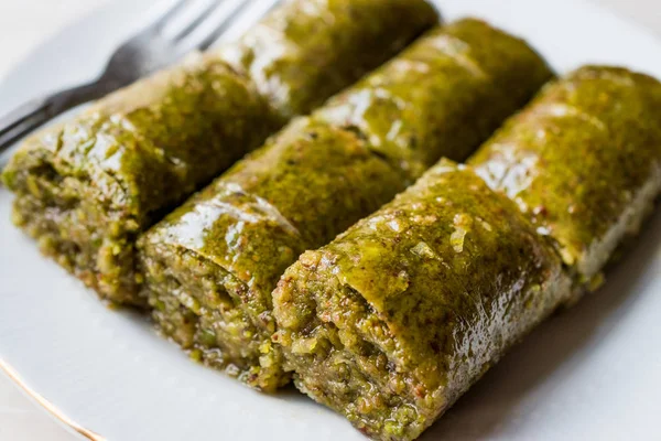 Turecký dezert Pistachio Roll nazývá Fistikli Sarma / Baklava — Stock fotografie