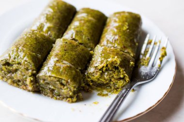 Türk tatlı fıstıklı rulo olarak adlandırılan Fistikli Sarma / Baklava