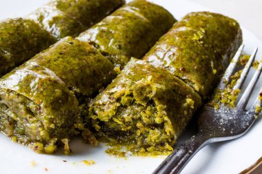 Türk tatlı fıstıklı rulo olarak adlandırılan Fistikli Sarma / Baklava