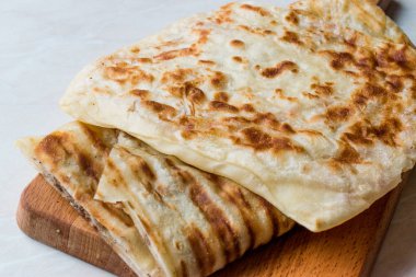 Geleneksel Qutab ya da fırında tavuklu hamur, kıyılmış et veya peynir ile yapılan.