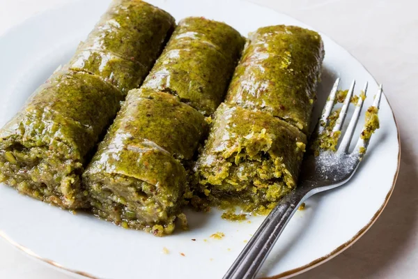 Türk tatlı fıstıklı rulo olarak adlandırılan Fistikli Sarma / Baklava.