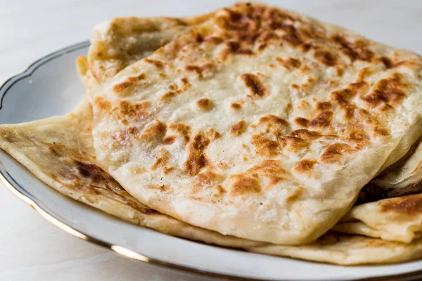 Traditionelle Qutab oder Gozleme aus Teig, Hackfleisch oder Käse. — Stockfoto