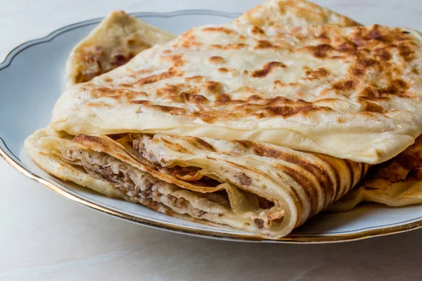 Traditionelle Qutab oder Gozleme aus Teig, Hackfleisch oder Käse. — Stockfoto