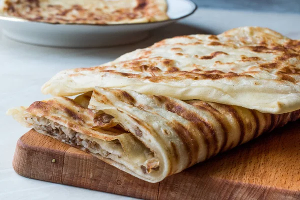 Traditionelle Qutab oder Gozleme aus Teig, Hackfleisch oder Käse. — Stockfoto